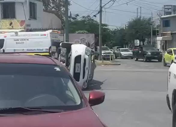 Vuelca taxi al norte de Monterrey