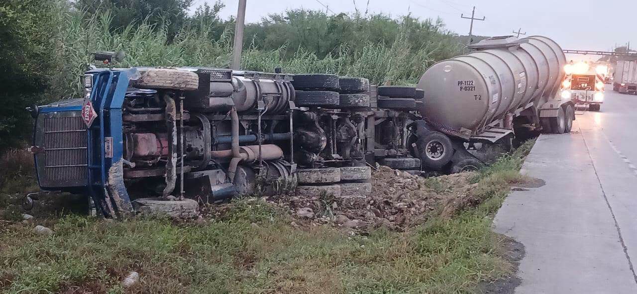 Vuelca pipa cargada con combustible