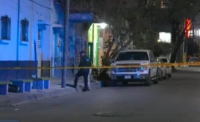 Hallan feto en jardinera