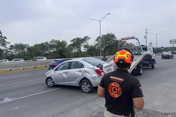Resultan tres heridos en volcadura