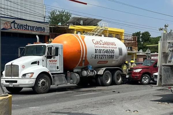Provoca p&aacute;nico fuga de gas en pipa