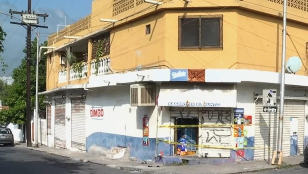 Dos delincuentes saquearon una tienda de abarrotes ubicada en la colonia Valle Verde de Monterrey, donde se apoderaron de dinero en efectivo y mercanc&iacute;a.