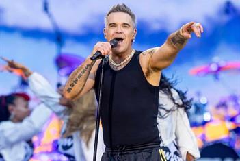 Tom Cruise, Robbie Williams y Shakira en show de final del Mundial