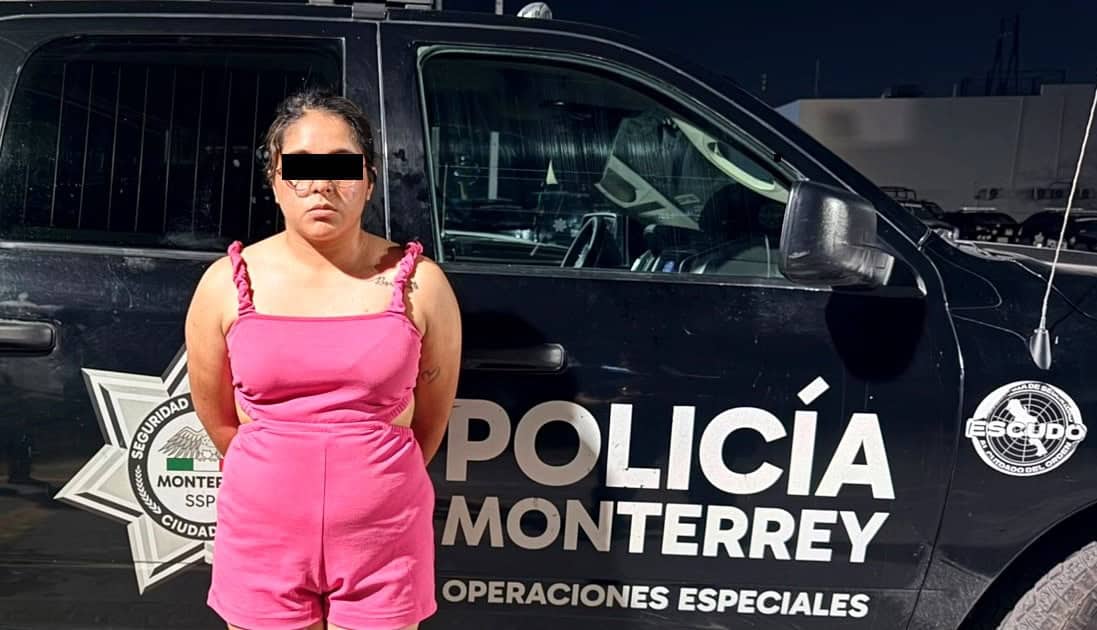 Seis j&oacute;venes fueron detenidos por oficiales de la Polic&iacute;a de Monterrey, al presuntamente encontrarles 15 envoltorios con una sustancia s&oacute;lida similar a la droga cristal y una bolsa con hierba verde parecida a la mariguana, en la colonia Leones.