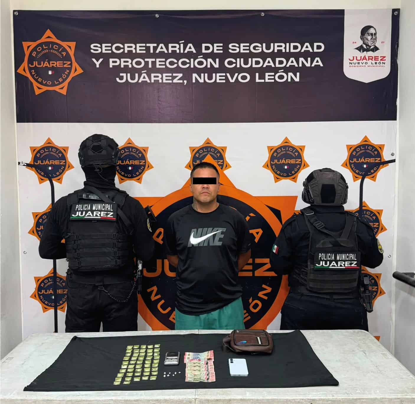 Elementos de la Secretar&iacute;a de Seguridad y Protecci&oacute;n Ciudadana de Ju&aacute;rez detuvieron a un hombre por su probable responsabilidad en delitos contra la salud y equiparable al robo de veh&iacute;culo, luego de ser denunciado por narcomenudeo, ofrec&iacute;a droga en la calle.