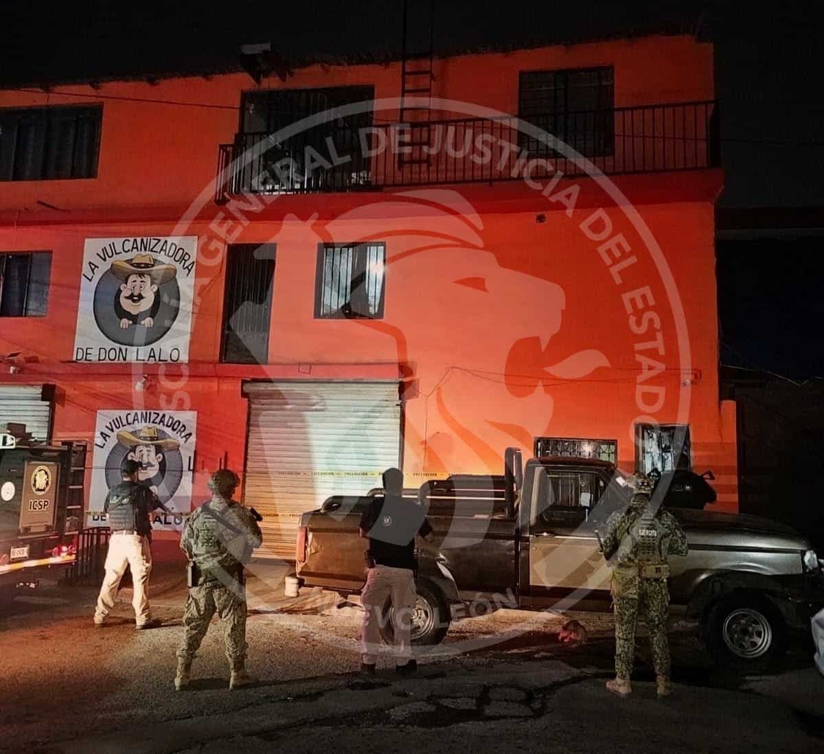 Un artefacto explosivo, una arma larga y equipo t&aacute;ctico se aseguraron tras un cateo realizado por la Agencia Estatal de Investigaciones y Sedena en el municipio de Santa Catarina, dentro de indagatorias por un homicidio registrado el domingo pasado en el lugar.