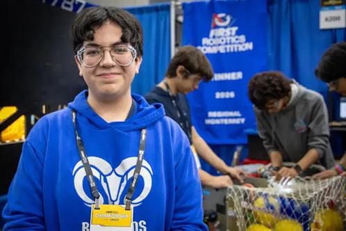 El estudiante que defini&oacute; su carrera en competencias de rob&oacute;tica