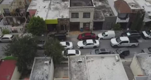 Personal de la Fiscal&iacute;a General de Justicia del Estado, realizaron un cateo en una vivienda de la colonia Ex Hacienda Santa Rosa, en el municipio de Apodaca, relacionada con la red de ladrones que utilizaban taxis de plataforma.