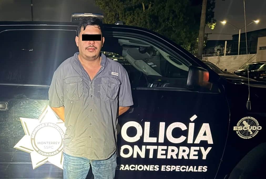 Un hombre fue detenido por oficiales de la Polic&iacute;a de Monterrey, al presuntamente encontrarle un arma de fuego, un cargador con siete cartuchos h&aacute;biles y un envoltorio con polvo blanco similar a la coca&iacute;na, en la Colonia Leones.