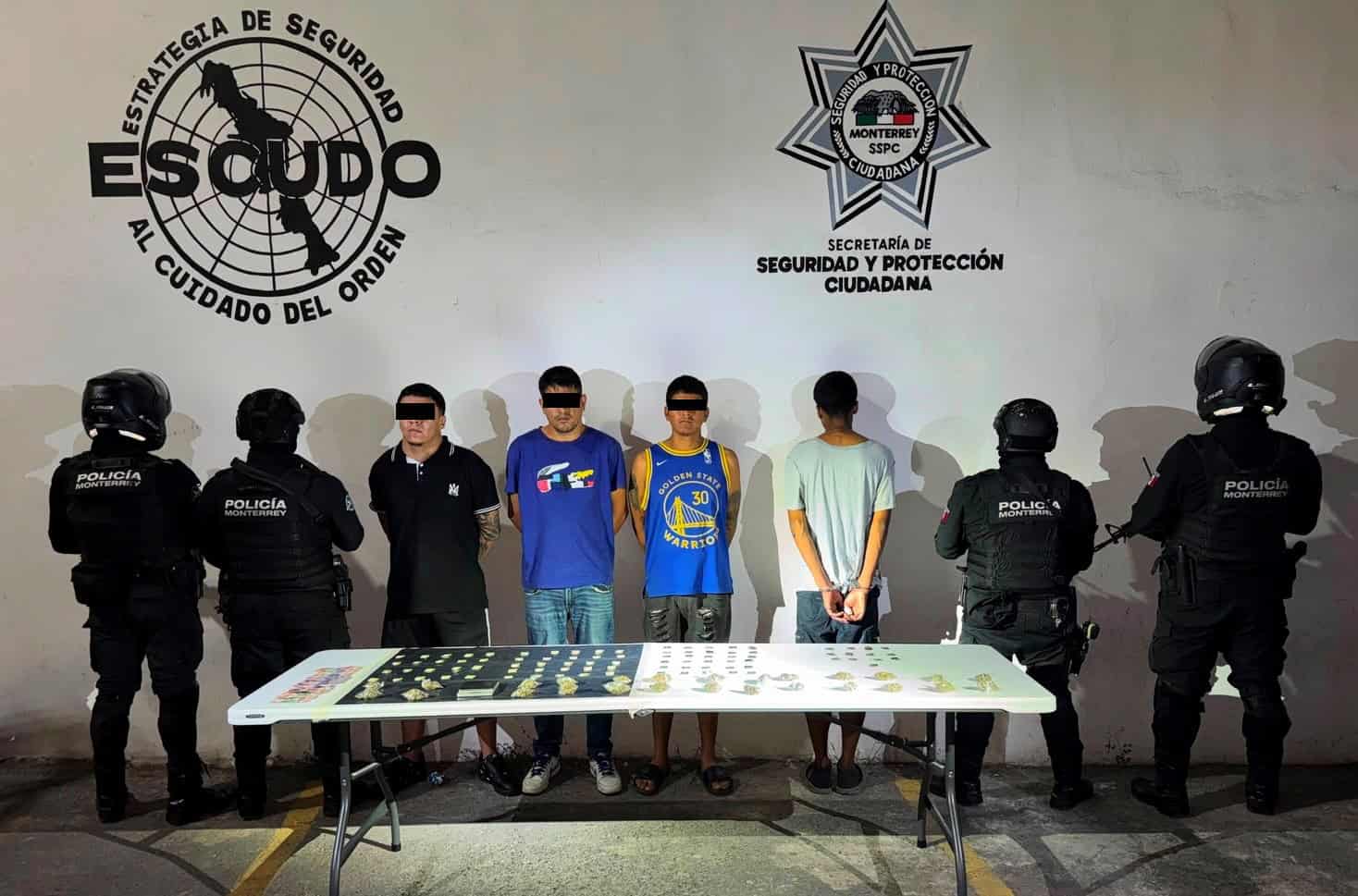 Tres j&oacute;venes y un menor de edad fueron detenidos por oficiales de la Polic&iacute;a de Monterrey, luego de encontrarles 114 envoltorios con una sustancia con las caracter&iacute;sticas de la droga tipo cristal y hierba verde similar a la mariguana, en la Colonia Urdiales, adem&aacute;s son investigados por una serie de robos a negocios de donde se llevaban las cajas fuertes.