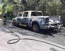 Camioneta es consumida por el fuego tras presunta falla mec&aacute;nica