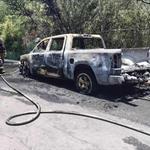 Camioneta es consumida por el fuego tras presunta falla mec&aacute;nica