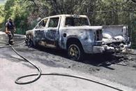Camioneta es consumida por el fuego tras presunta falla mecánica Camioneta es consumida por el fuego tras presunta falla mecánica