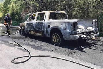 Camioneta es consumida por el fuego tras presunta falla mec&aacute;nica