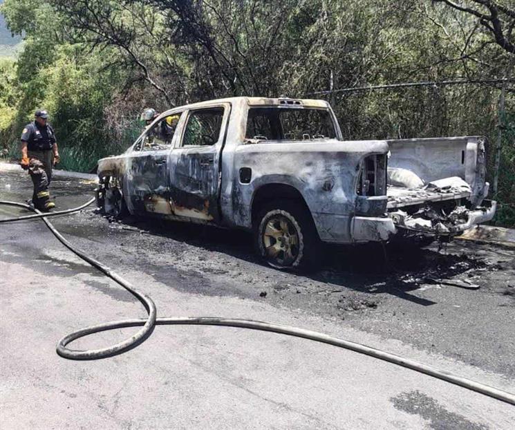 Camioneta es consumida por el fuego tras presunta falla mec&aacute;nica