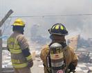 Sofocan cuerpos de auxilio incendio en predio abandonado