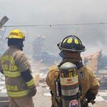 Sofocan cuerpos de auxilio incendio en predio abandonado