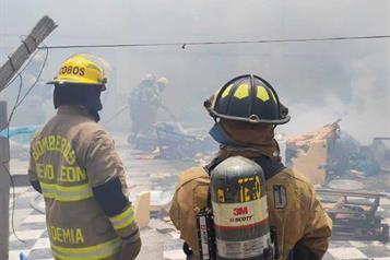 Sofocan cuerpos de auxilio incendio en predio abandonado