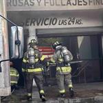 Consume incendio bodega de flores en Monterrey