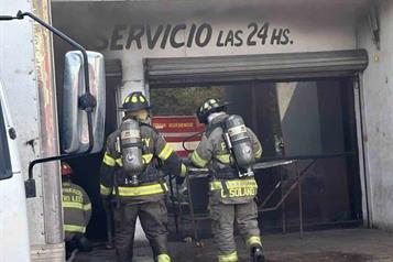 Consume incendio bodega de flores en Monterrey