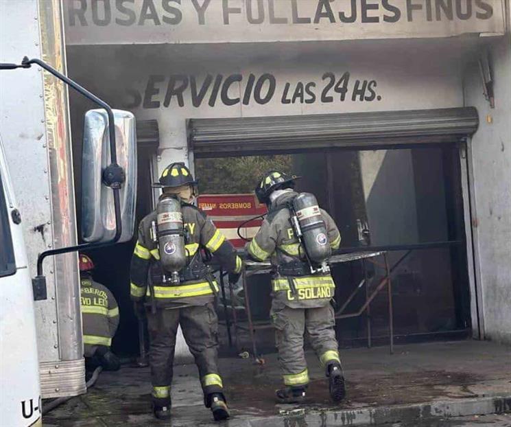 Consume incendio bodega de flores en Monterrey Consume incendio bodega de flores en Monterrey
