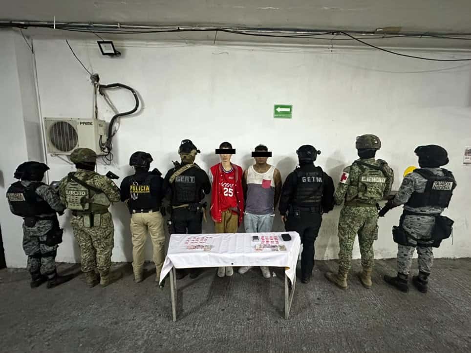 Dos hombres fueron detenidos por elementos de la Secretar&iacute;a de Seguridad P&uacute;blica de Santa Catarina, luego de que presuntamente les localizaran diversas dosis de sustancias con caracter&iacute;sticas similares a narc&oacute;ticos, durante un recorrido de prevenci&oacute;n y vigilancia.