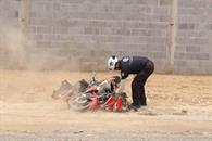 Choca en su moto y queda grave