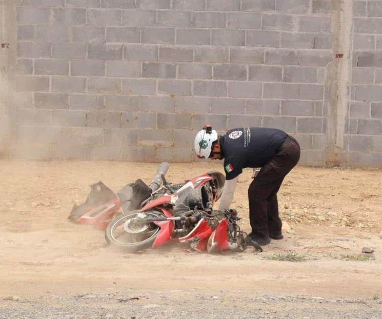 Choca en su moto y queda grave