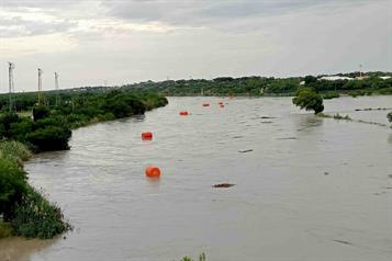 Boyas fronterizas se desprenden ante creciente del r&iacute;o Bravo