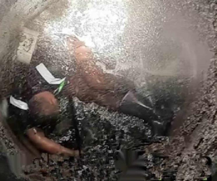 Rescatan a trabajador de cayo en alcantarilla Rescatan a trabajador de cayo en alcantarilla