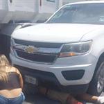 Motociclista es arrastrado 10 metros bajo camioneta y sobrevive