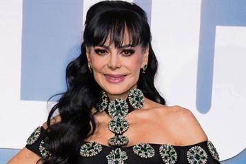 Abraza Maribel Guardia a Ayl&iacute;n Mujica tras muerte de su hijo