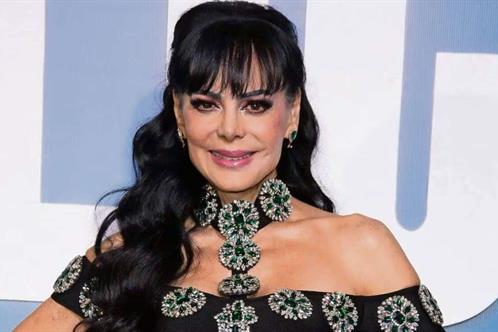 Abraza Maribel Guardia a Ayl&iacute;n Mujica tras muerte de su hijo