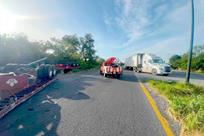 Vuelca tr&aacute;iler cargado con rollo de acero en Carretera Nacional