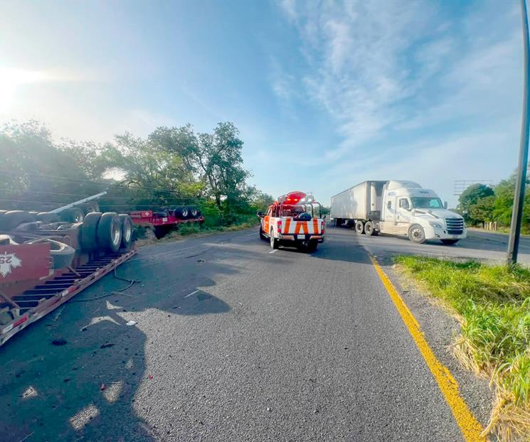 Vuelca tráiler cargado con rollo de acero en Carretera Nacional Vuelca tráiler cargado con rollo de acero en Carretera Nacional