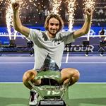 Acaba Tsitsipas sequ&iacute;a de 16 meses sin ganar un torneo