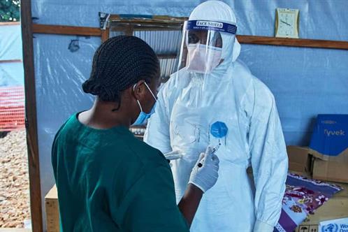 Suben a 893 los muertos por brote de &eacute;bola en el Congo
