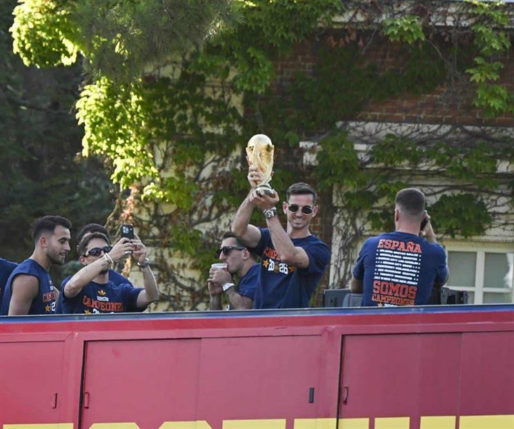 España inicia desfile en Madrid tras ganar la Copa del Mundo España inicia desfile en Madrid tras ganar la Copa del Mundo