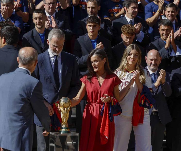 Selección Española celebra la Copa del Mundo con la Familia Real Selección Española celebra la Copa del Mundo con la Familia Real