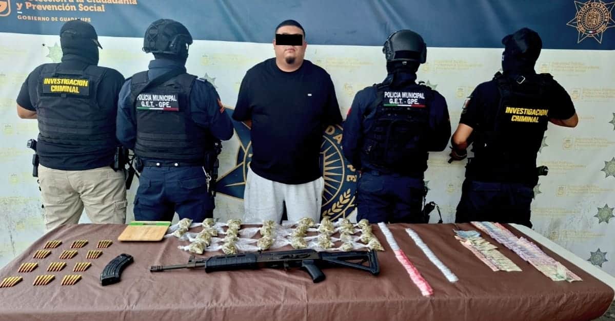 En posesi&oacute;n de un arma larga, 130 dosis de droga, cartuchos y dinero en efectivo, un presunto narcomenudista fue detenido por elementos de la Polic&iacute;a de Guadalupe en la Colonia San Sebasti&aacute;n, cuando conduc&iacute;a un veh&iacute;culo.