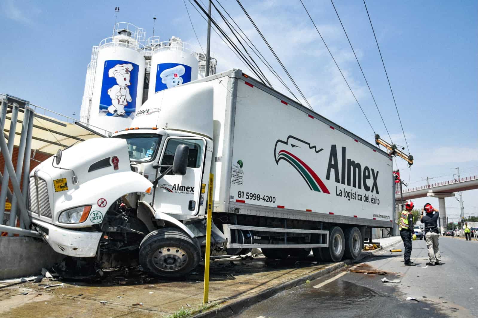 Un cami&oacute;n de carga se estrell&oacute; contra un poste de la Comisi&oacute;n Federal de Electricidad y una toma de agua ocasionando una fuga, ayer en la Avenida Los &Aacute;ngeles frente a la empresa Bimbo, en Monterrey.