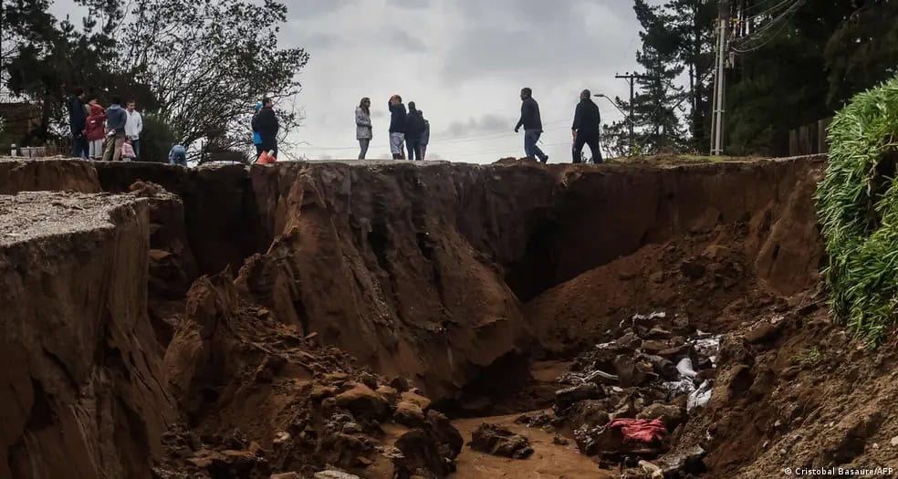Un fuerte temporal en Chile deja diez muertos y 100.000 aislados Un fuerte temporal en Chile deja diez muertos y 100.000 aislados