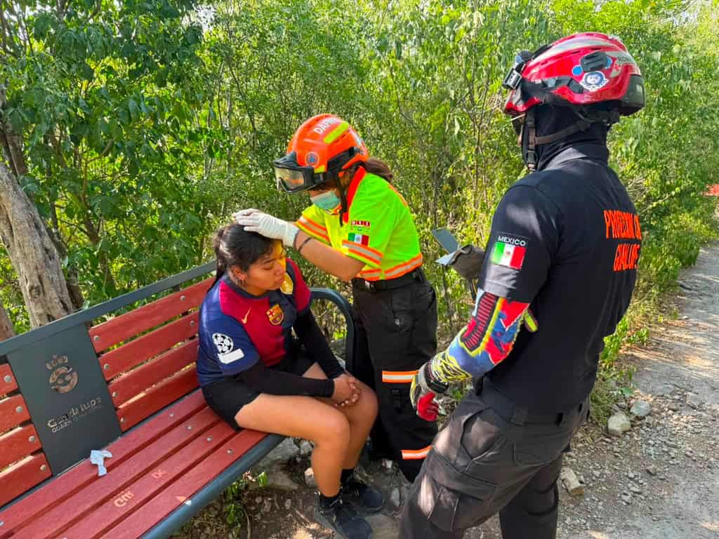 Con una probable fractura de cr&aacute;neo y despostillamiento de algunos dientes, result&oacute; una joven al sufrir una ca&iacute;da en el Cerro de la Silla, donde elementos de Protecci&oacute;n Civil la rescataron, en Guadalupe.