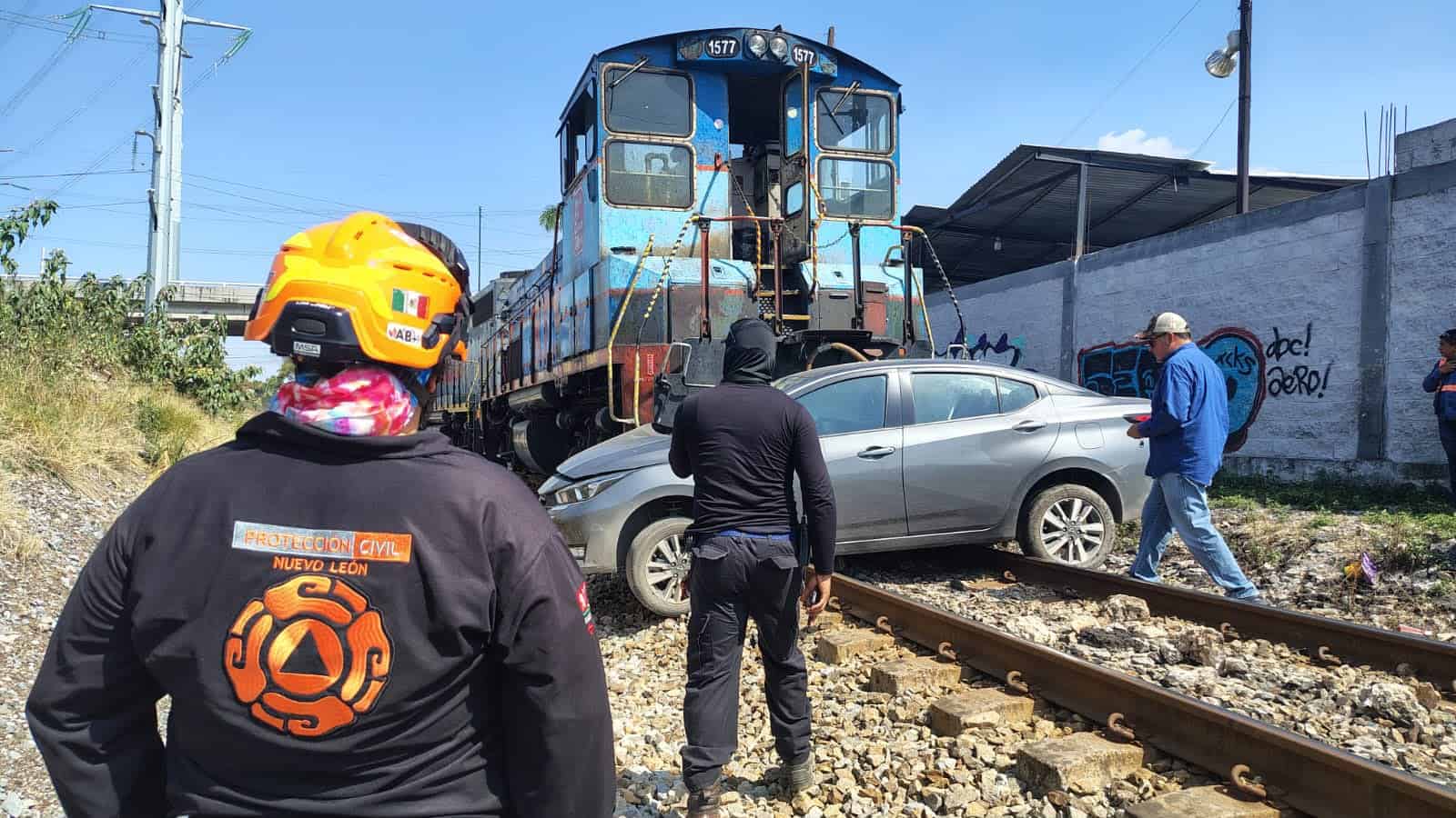 Con diversas lesiones result&oacute; el conductor de un auto, luego de ser embestido y arrastrado por el tren en el municipio de San Nicol&aacute;s de los Garza.
