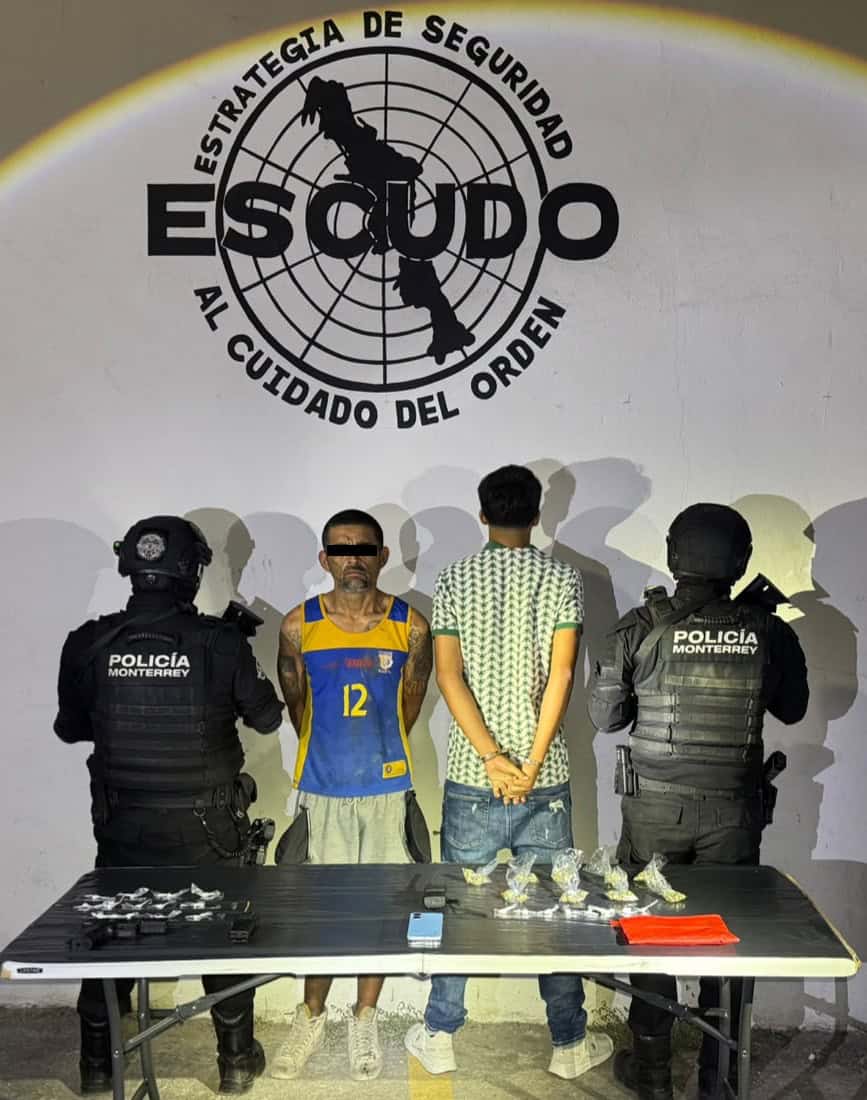 Dos hombres, uno de ellos un menor de edad, fueron detenidos por oficiales de la Polic&iacute;a de Monterrey, luego de ser vistos discutiendo en la calle y al revisarlos les encontraron en su poder varios envoltorios de mariguana, dosis de coca&iacute;na y un arma tipo escuadra.