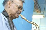 Muri&oacute; saxofonista del tema de La Pantera Rosa
