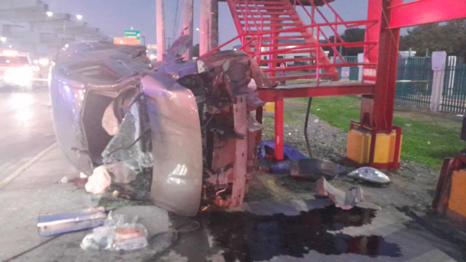 Un vendedor de pan y caf&eacute; muri&oacute; luego de ser atropellado por un veh&iacute;culo que termin&oacute; volcado, ayer en la Avenida Miguel Alem&aacute;n municipio de Apodaca, donde otras dos personas resultaron lesionadas.