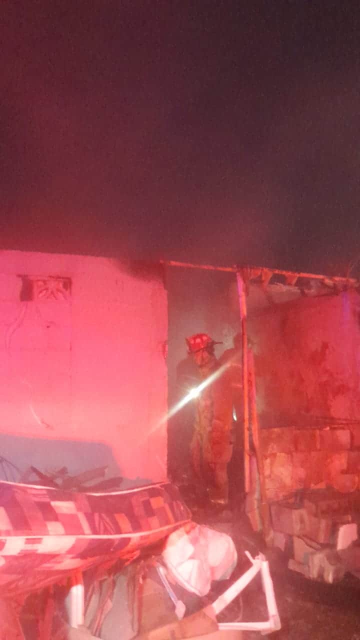 En unos cuantos minutos un incendio consumi&oacute; un domicilio en el municipio de Guadalupe, sin que se reportaran lesionados y evacu&aacute;ndose a tres personas.