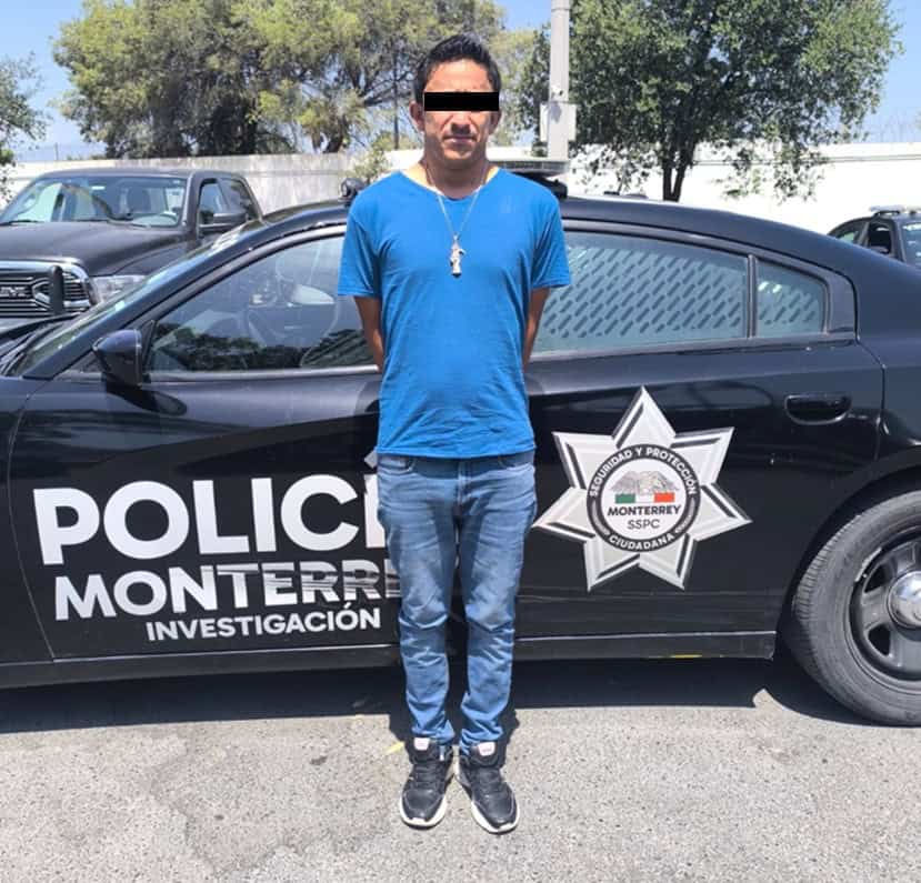 Un joven fue detenido por oficiales de la Polic&iacute;a de Monterrey, por no acatar la orden de las autoridades al ir a bordo de un auto; adem&aacute;s, se inform&oacute; que cuenta con orden de aprehensi&oacute;n por robo con violencia e investigado por fraude a gasolineras al cargar combustible e irse sin pagar.