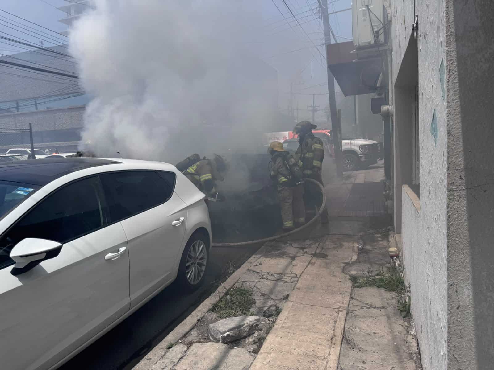 Un auto estacionado se incendi&oacute; y alcanz&oacute; a da&ntilde;ar otro veh&iacute;culo, ayer en la ma&ntilde;ana en el centro de Monterrey, sin que se reportaran lesionados.